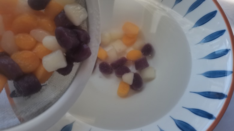 芒果芋圆西米露,放入凉冰糖水中