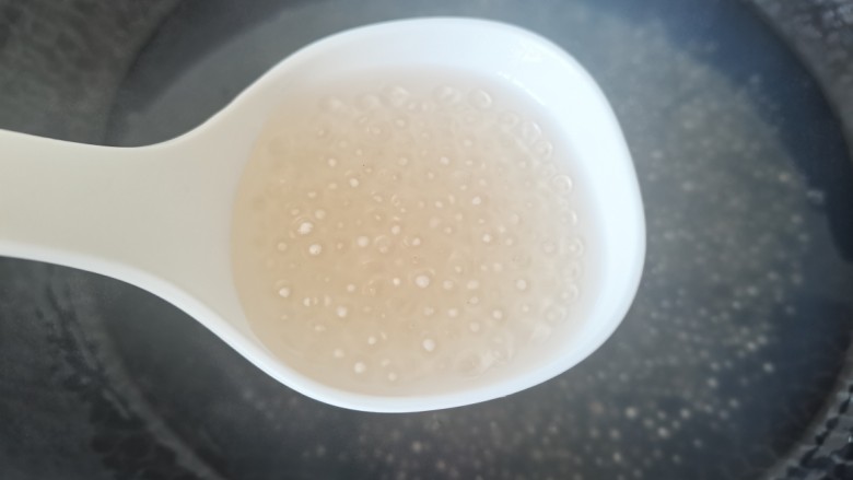 芒果芋圆西米露,烧至半透明，捞出过凉水