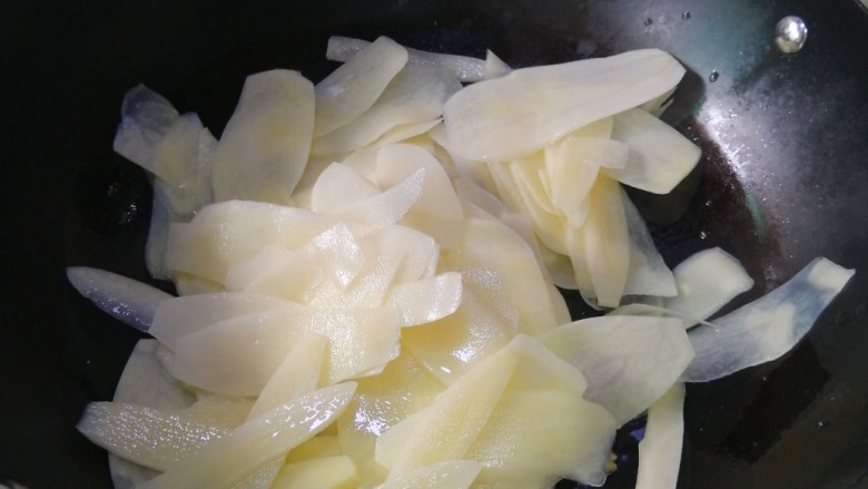 蚝油土豆片,加入土豆片，加入少许清水，炒2分钟左右