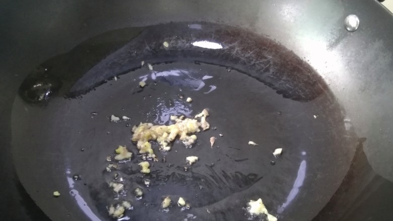 蚝油土豆片,热锅入油，爆香姜末