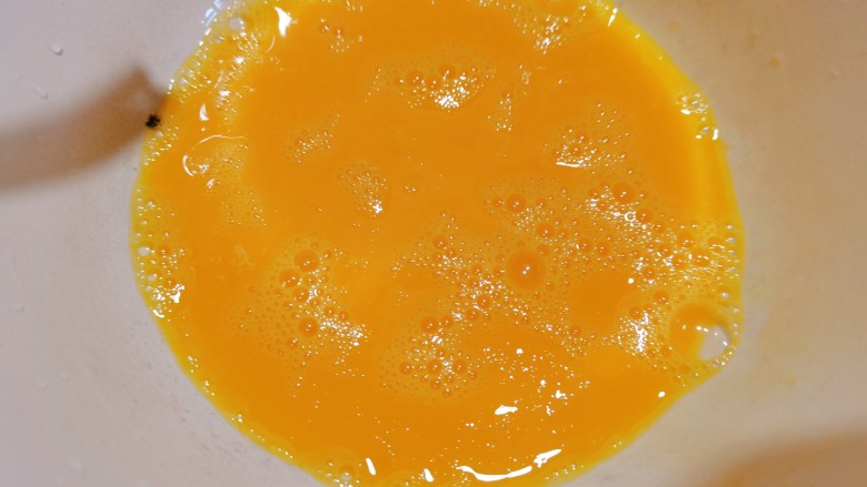 番茄黄瓜炒蛋,加入少许食用盐，把它搅拌均匀