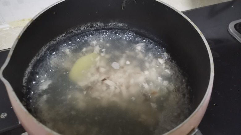 蘑菇鸡肉浓汤,在放入锅中。小火慢煮。