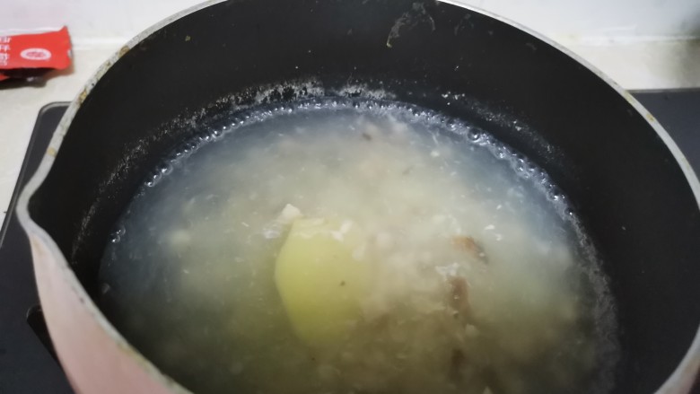 蘑菇鸡肉浓汤,加入汤锅中。