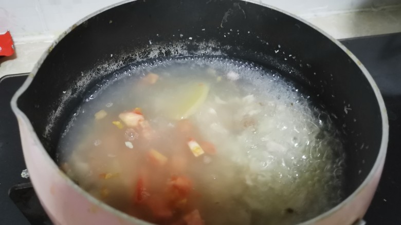 蘑菇鸡肉浓汤,加入汤锅中进行调味。