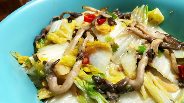白菜炒蘑菇,成品，这道素菜做法简单，白菜清脆，蘑菇滑嫩，咸鲜微辣，十分开胃，喜欢的小伙伴赶紧来试试吧