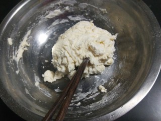 青菜鸡蛋面,在搅拌成面团，在加干面粉揉光滑醒放。