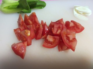 青菜鸡蛋面,番茄切成小块。大葱切片。