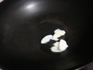 青菜鸡蛋面,锅中倒入适量油炒葱花。