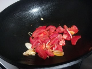 青菜鸡蛋面,倒入番茄炒出汁。