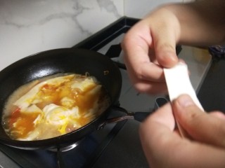 青菜鸡蛋面,拉薄放入锅中。