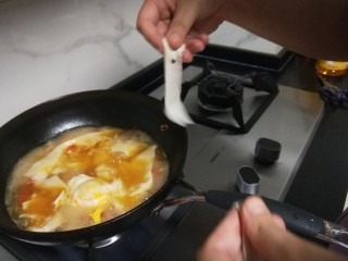 青菜鸡蛋面,全部拉完在接着煮开锅。