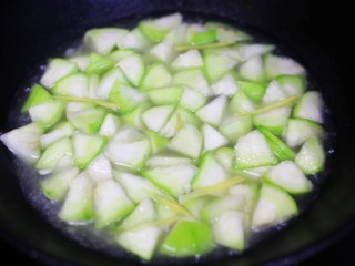 花蛤丝瓜汤,加一碗水煮开。