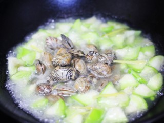 花蛤丝瓜汤,倒入花蛤煮开，