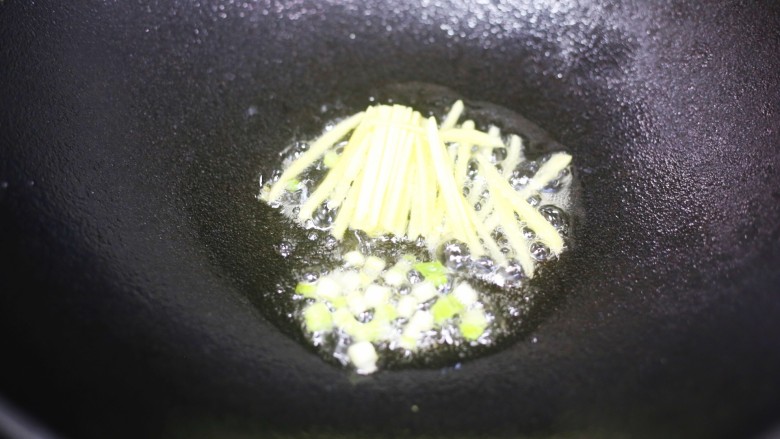 花蛤丝瓜汤,葱白姜丝爆香，