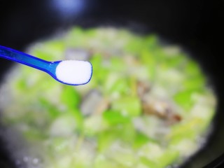 花蛤丝瓜汤,加一勺盐1勺胡椒粉，