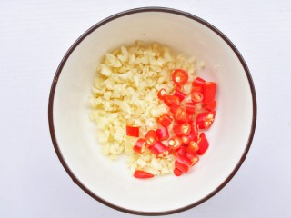 凉拌蒜蓉西兰花,蒜末小米椒放入小碗中，