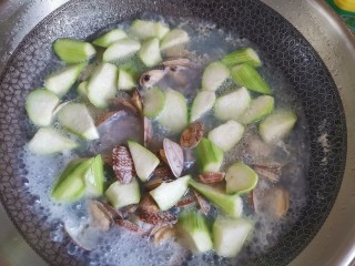 花蛤丝瓜汤,水烧开后加入丝瓜，继续煮至丝瓜断生