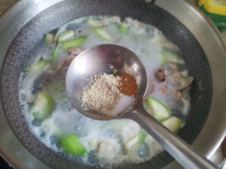花蛤丝瓜汤,加入适量的盐，鸡精，五香粉调味