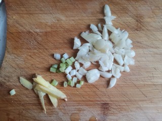 花蛤丝瓜汤,大蒜拍碎，葱白切粒，姜切丝