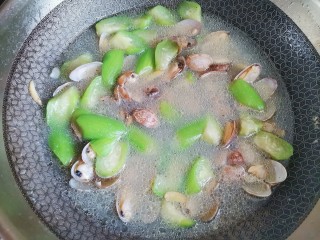 花蛤丝瓜汤,搅拌均匀即可出锅