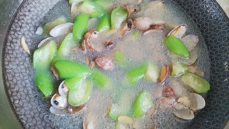 花蛤丝瓜汤,搅拌均匀即可出锅