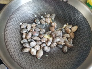 花蛤丝瓜汤,下入花蛤，翻炒均匀