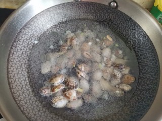 花蛤丝瓜汤,加入适量的水，大火煮开