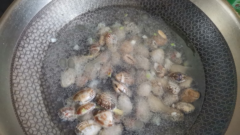 花蛤丝瓜汤,加入适量的水，大火煮开