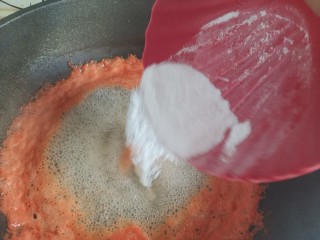 西瓜冻,过滤掉渣子，倒入锅里，小火煮开，加入30克白凉粉搅拌均匀关火