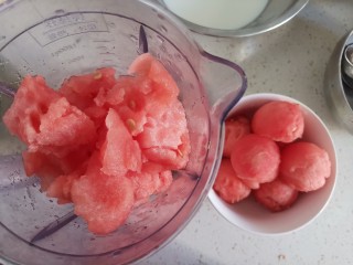 西瓜冻,用勺子把西瓜挖成球，不成形的打成西瓜汁