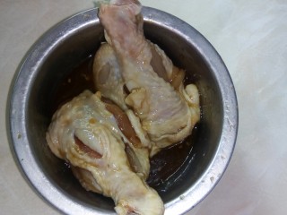 煎烤鸡腿,鸡腿切花刀，倒入韩式烧烤酱腌制半小时。