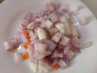 什锦炒饭,萝卜和小圆葱切丁。
