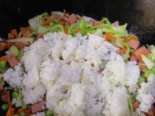 什锦炒饭,倒入米饭打散。