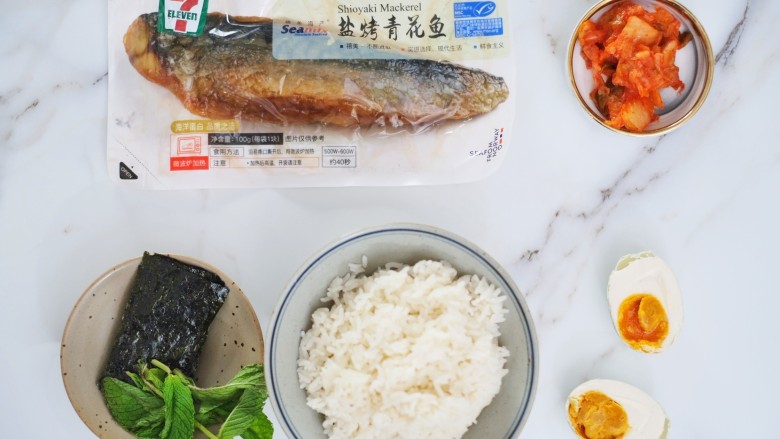 日式青花鱼饭团,1、准备好所有食材。