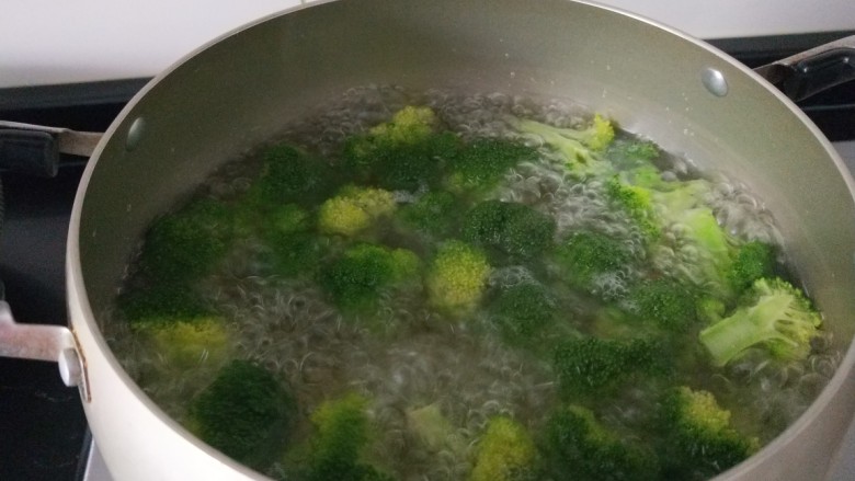 凉拌蒜蓉西兰花,煮至西兰花变成深绿色潜伏在上面可以捞出