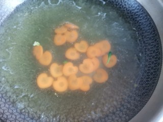 凉拌蒜蓉西兰花,然后把胡萝卜也焯水至断生捞出备用