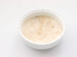 哄娃必备的蘑菇造型奶香馒头,把酵母和白糖放入牛奶中融化后。
