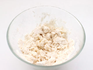 哄娃必备的蘑菇造型奶香馒头,慢慢倒入面粉中，搅拌成絮状。