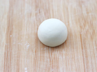 哄娃必备的蘑菇造型奶香馒头,取一个小面团揉圆。