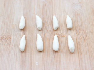 哄娃必备的蘑菇造型奶香馒头,用原色面团，搓些等份小水滴状当香菇蒂用。