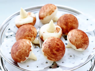 哄娃必备的蘑菇造型奶香馒头,把香菇蒂插到香菇上就可以了。
