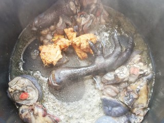 乌鸡菌菇汤,等煸炒出水汽和油脂后，加入姜块和适量食盐炒出香气。