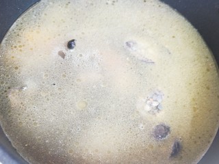 乌鸡菌菇汤,加入适量清水，大火烧开。