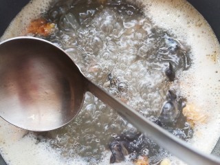 乌鸡菌菇汤,用勺子撇去浮沫。