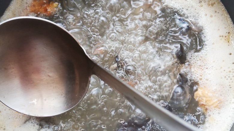 乌鸡菌菇汤,用勺子撇去浮沫。
