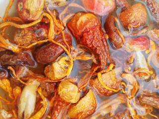 乌鸡菌菇汤,准备一些菌菇（红菇，姬松茸，野蘑菇，虫草花）和黄豆，浸泡清洗干净。