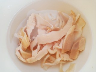 乌鸡菌菇汤,一小把笋干泡发清洗干净。