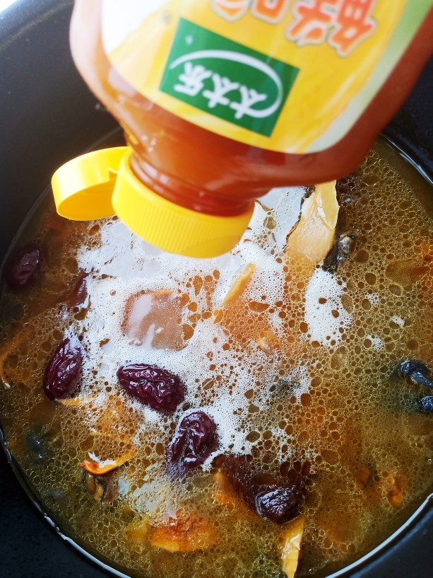 乌鸡菌菇汤,加入少许食盐和适量太太乐鲜鸡汁调味。