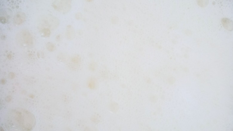 奶干蛋糕,用打蛋器将蛋白液打发至起大泡。