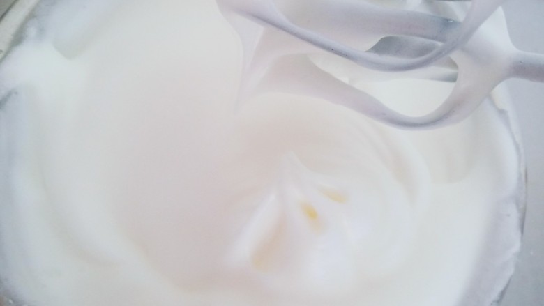 奶干蛋糕,加入剩余的白糖打发至打蛋器提起有直角尖尖，倒扣盆中蛋白不掉落即可。